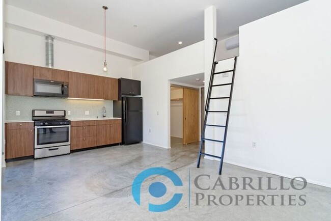 Building Photo - 2870 Fourth Ave Unit Apt 205