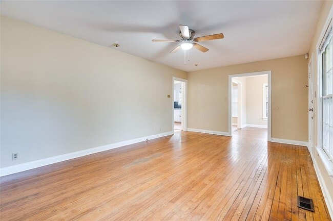 Photo - 1011 E 49th St