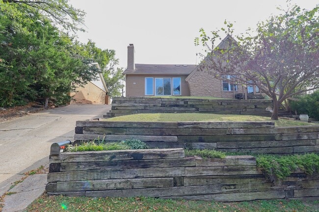 Building Photo - Updated Move In Ready 3-Bedroom Home, Grea...