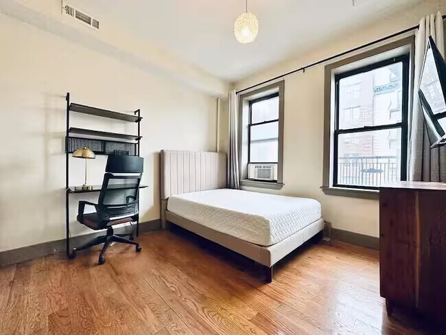 Building Photo - Furnished room/NOT APARTMENT