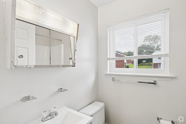 1BR, 1BA - 800SF - Bathroom