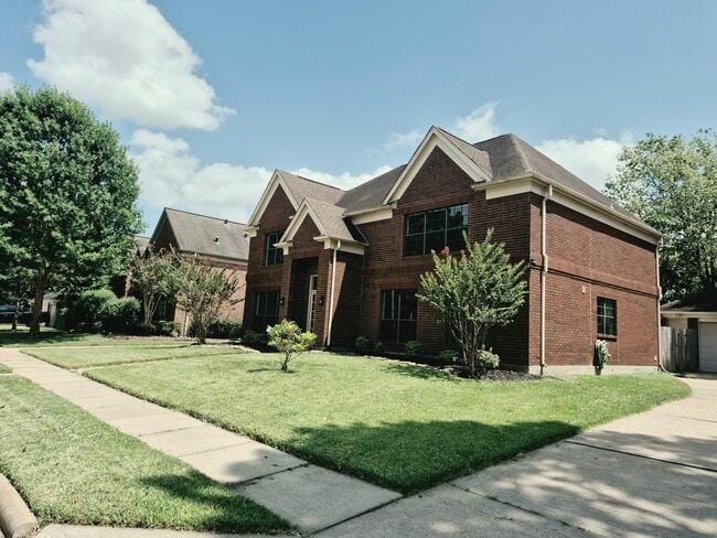 Building Photo - 18703 Evergreen Falls Dr