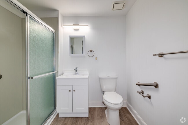 2BR, 1BA - 743SF - Primary Bathroom
