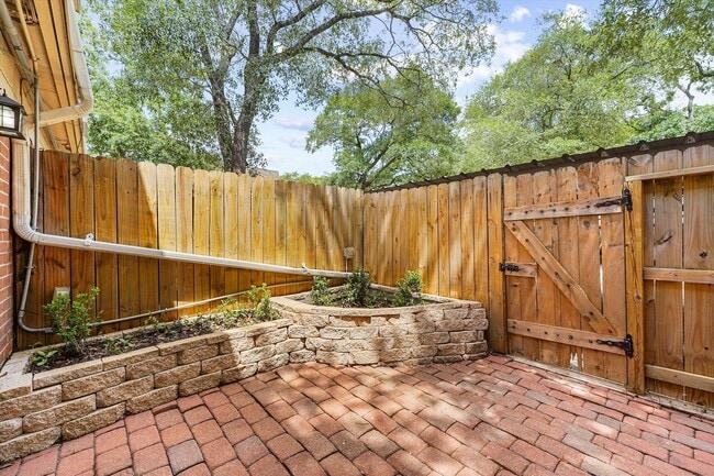 Photo - Bright & Updated 2-Bedroom Townhouse in Qu...