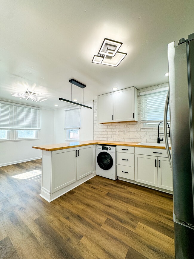 Photo - 711 W 44th St