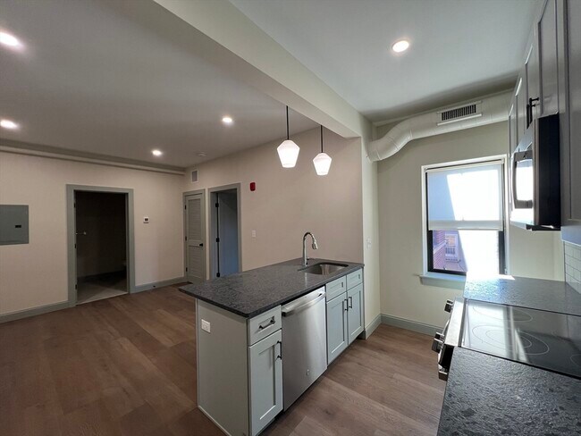 Photo - 160 Seabury St Unit 13