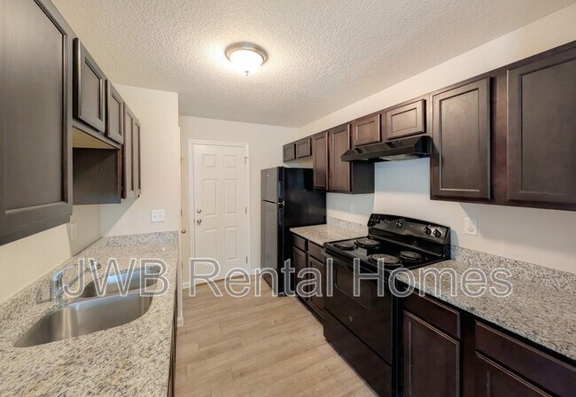 Photo - 2022 St Clair St