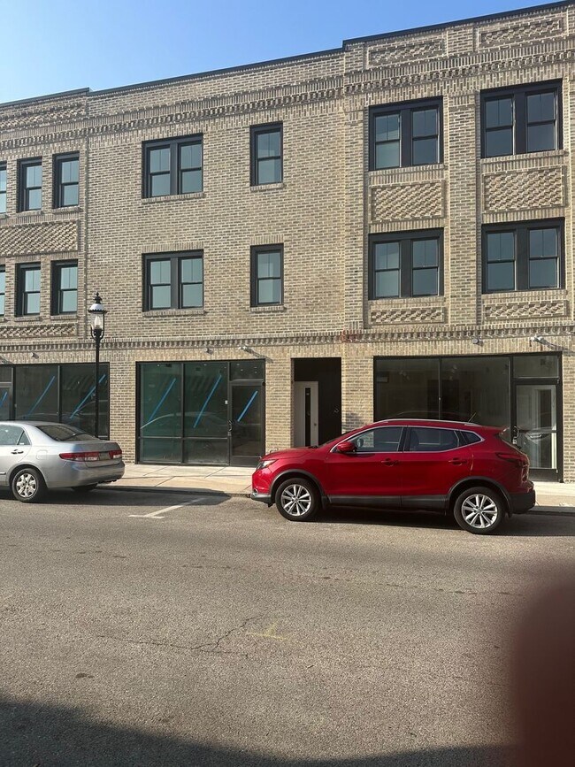 Building Photo - Welcome to the Oswalds Place Apartments! Unit 723 West Ave - 2nd Floor