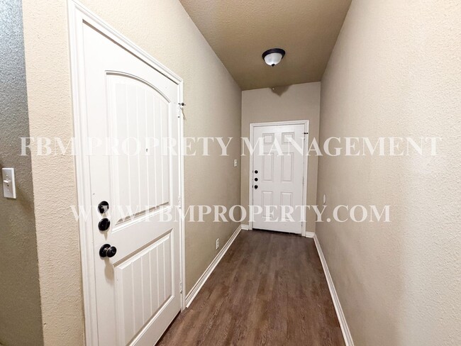 Photo - 472 Pecan Hollow St