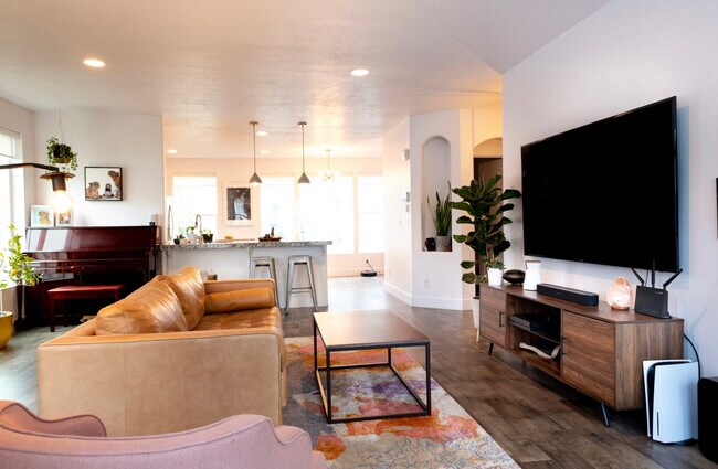 Photo - 1285 W Winchester St