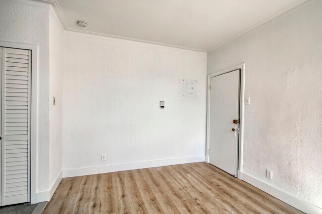 Photo - 4715 Chem. Queen Mary Unit 20