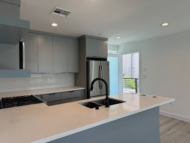 1127 N Virgil Ave