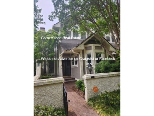 Building Photo - 726 Victorian Pl