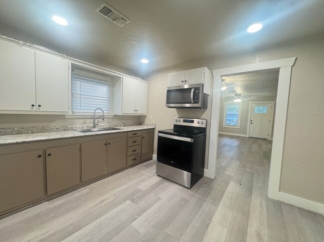 Photo - 510 W 6th St