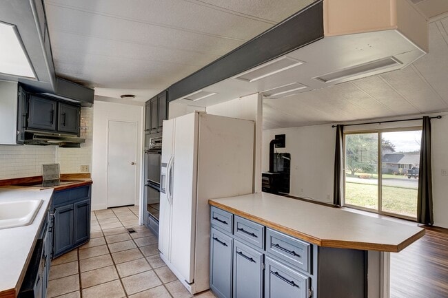 Building Photo - 3 Bed  2 Bath Pet Friendly Home