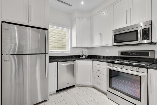 Photo - 756 Park Rd NW