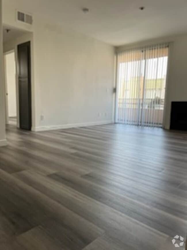 Building Photo - 1210 N Las Palmas Ave Unit 404 Rental