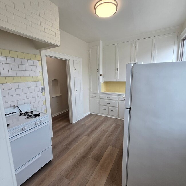 Photo - Boutique Apartment building in the mid-Wilshire Unit 734 S Detroit St # 4
