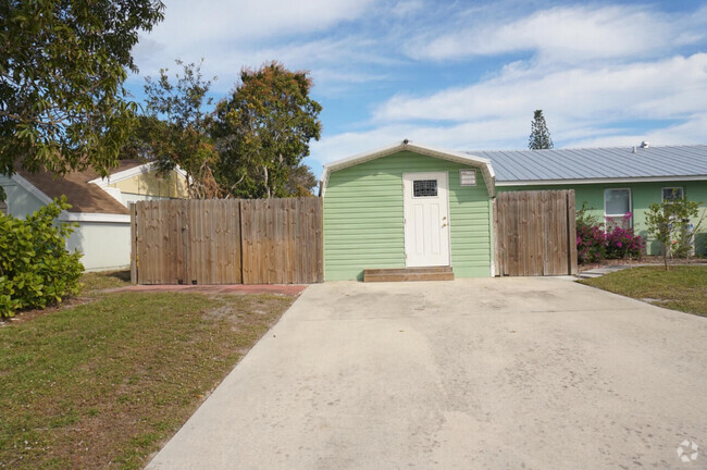 Building Photo - 1301 SE Mohave St Rental