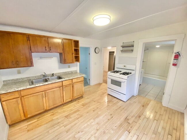 Photo - 3 Bedroom in Burlington Available Anytime in May or 6/1! Unit 1