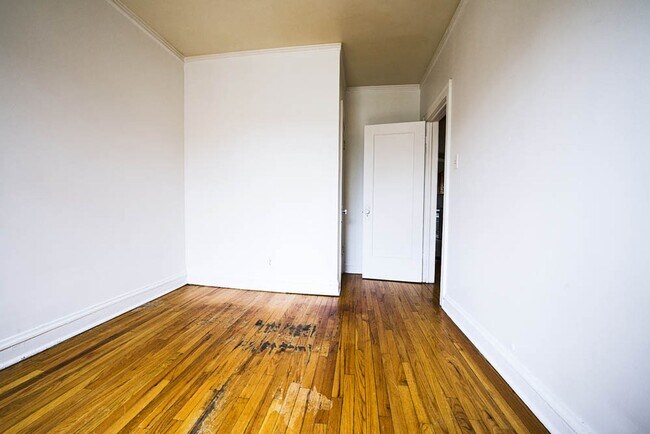 1738 W 77th