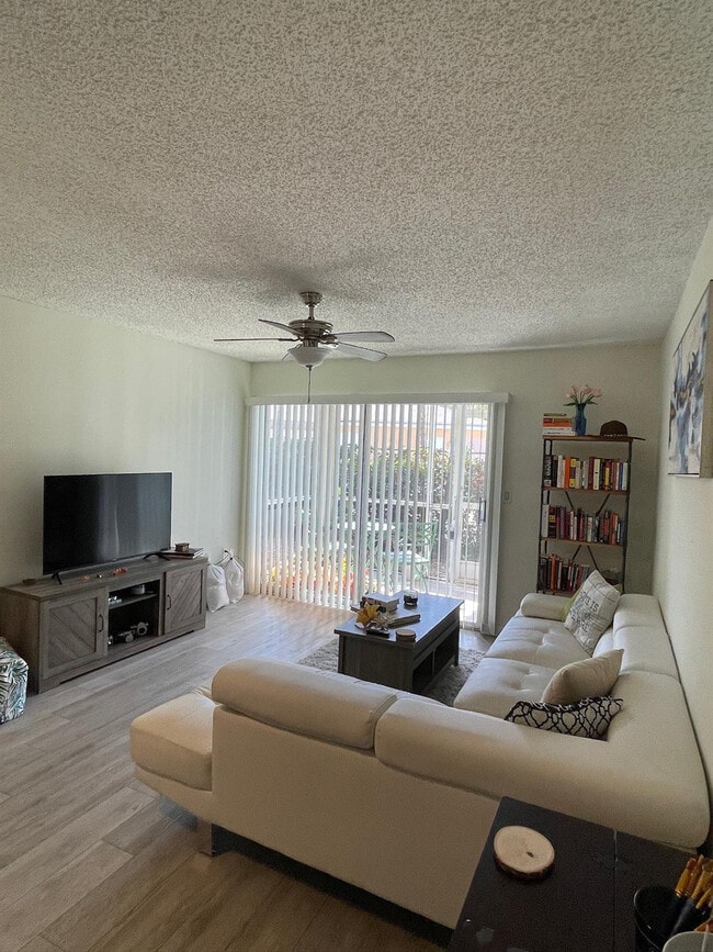 Photo - 441 SE 10th St Unidad D104