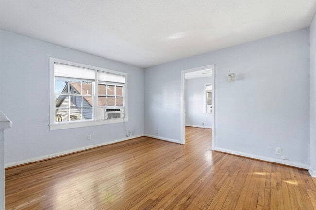 Photo - 2223 Singleton St