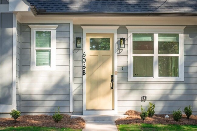 Photo - 606 Glenwood Pl SE