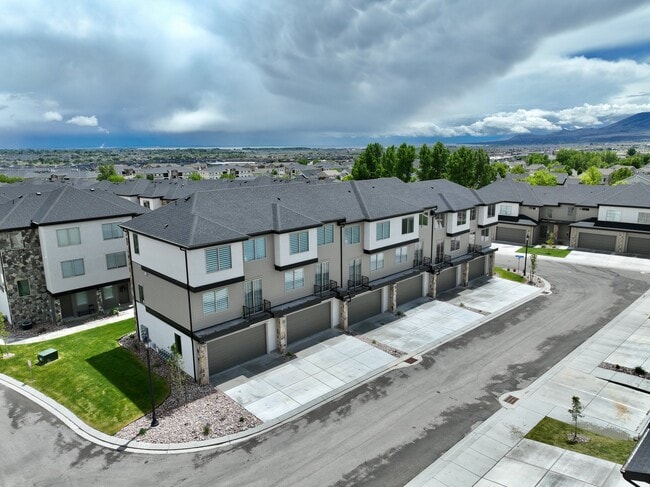 2048 N Harvest Vlg Ln