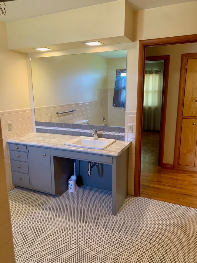 Main Bath - 2304 N Sycamore St