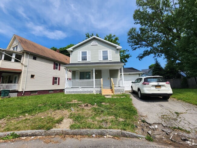 Building Photo - Two Bedroom Single Family Home!