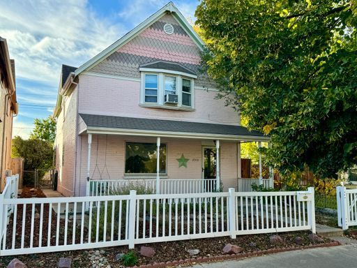 Building Photo - 3 Bedroom 2 Full Bath Plus Office Renovated Victorian Style Family Home Available Mid December!!