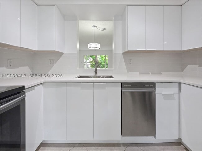 Building Photo - 2212 S Cypress Bend Dr Unit 301