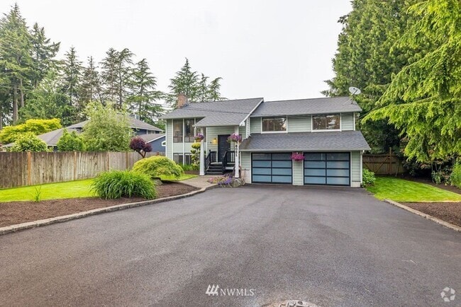 Building Photo - Oversized 4 Bedroom 3 Bathroom Home- Picni...