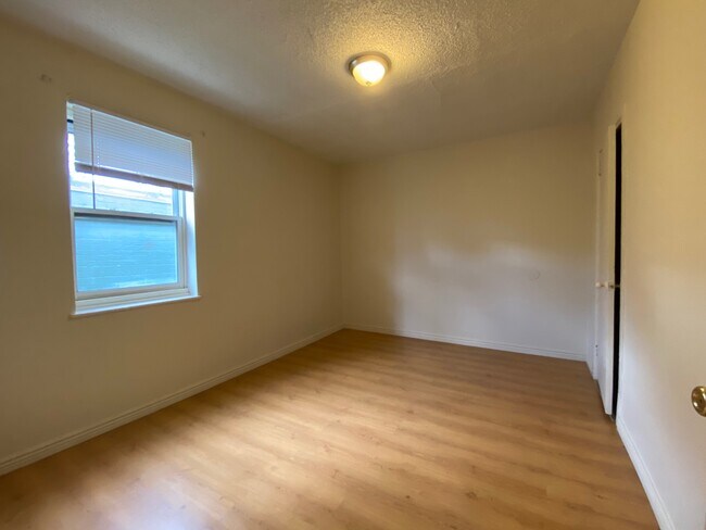 Bedroom - 2422 N Clay St Unidad 2422