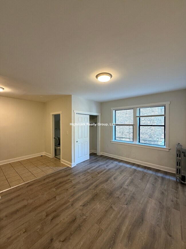 Building Photo - 839 W Sheridan Rd Unit 216A