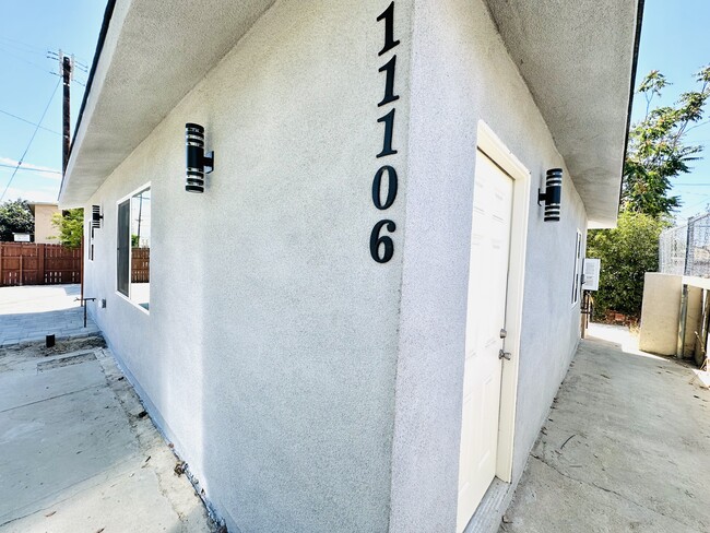 Building Photo - 11104 Oxnard St Rental