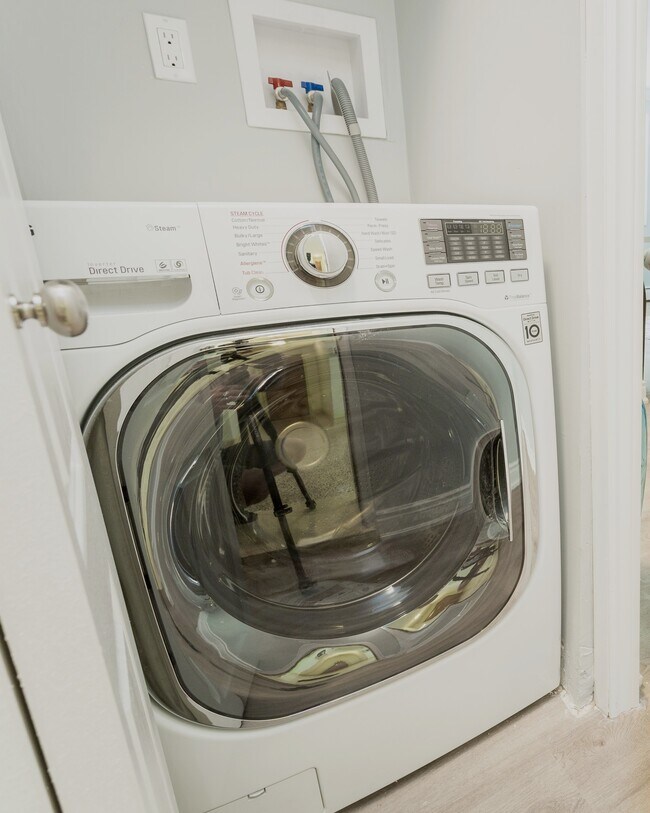 Photo - 387 E 42nd St