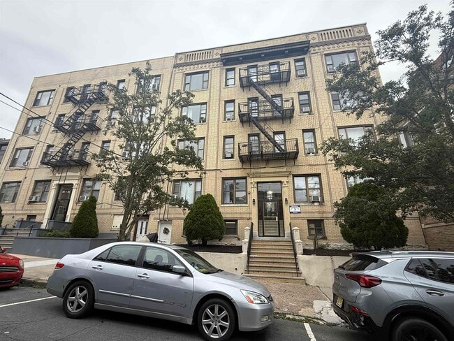Building Photo - 14 65th St Unit 2 Rental
