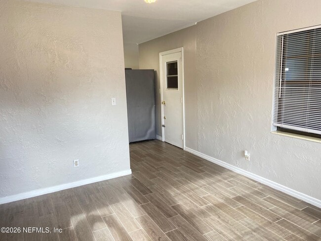 Photo - 8929 MacArthur Ct S