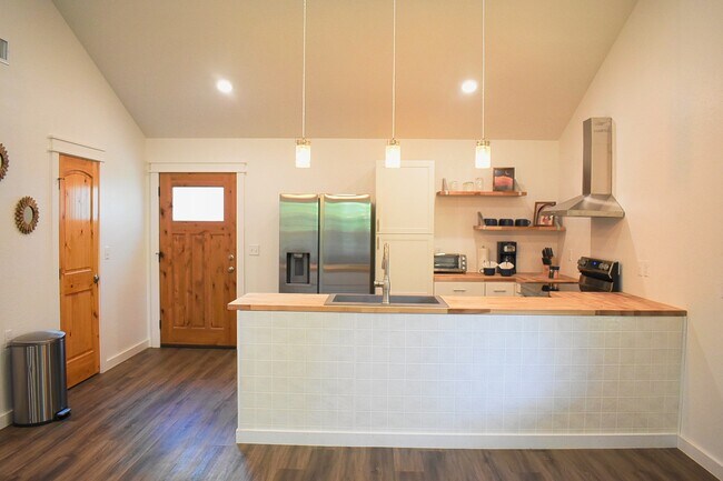 Photo - 1007 Campbell St House