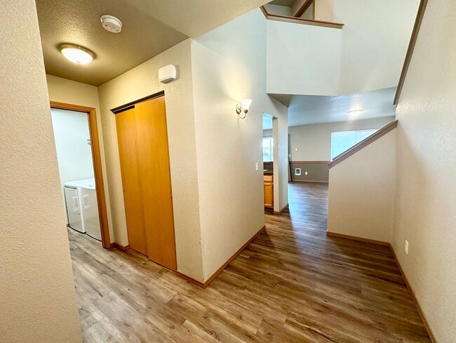 Photo - Updated Townhouse in Ellenbsurg Unit B