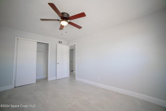 Photo - 230 W Towne Pl