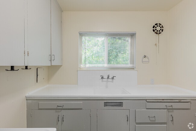 1BR, 1BA - 500SF - Kitchen - Powell Gardens Apartments