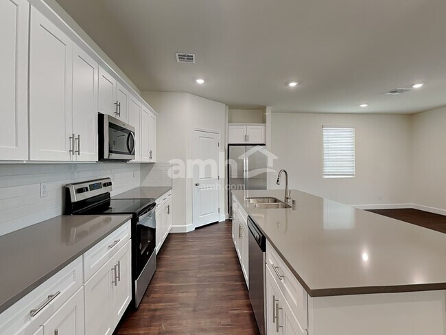 Photo - 855 Longwood Gdns St