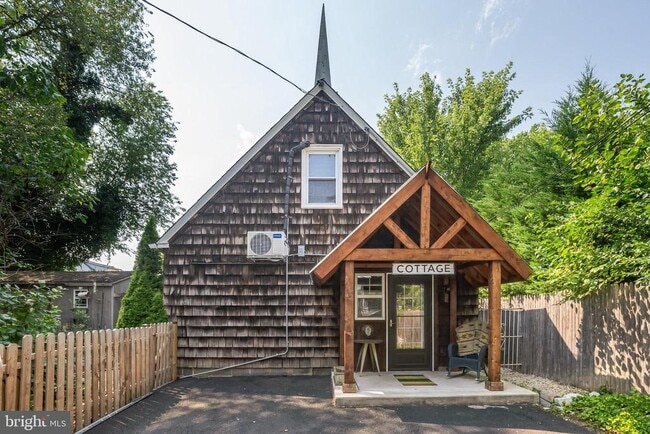 Building Photo - 808 Monroe Ave