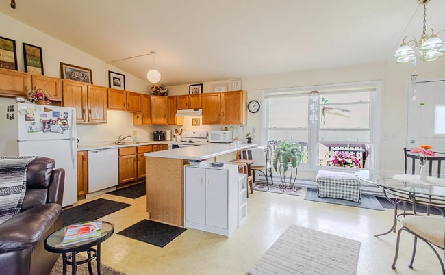 Photo - Spacious 3 Bedroom Apartment - AVAILABLE SEPTEMBER Unit 2406 Hill Ave - 1