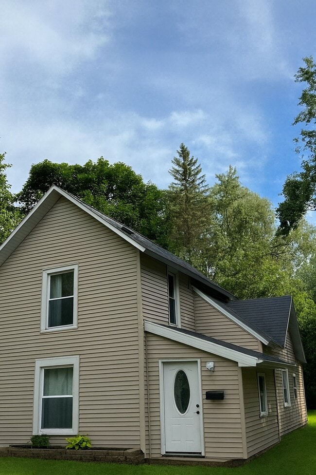 Building Photo - 16 Marion St