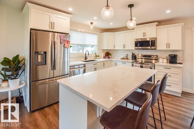 Photo - 4603-4641 41 Ave