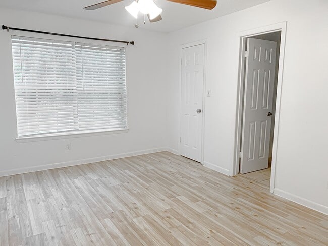 Photo - MOVE IN NOW!! Water included! Spacious 3 x2 on 2nd floor with screened in porch!! All tile floors!!